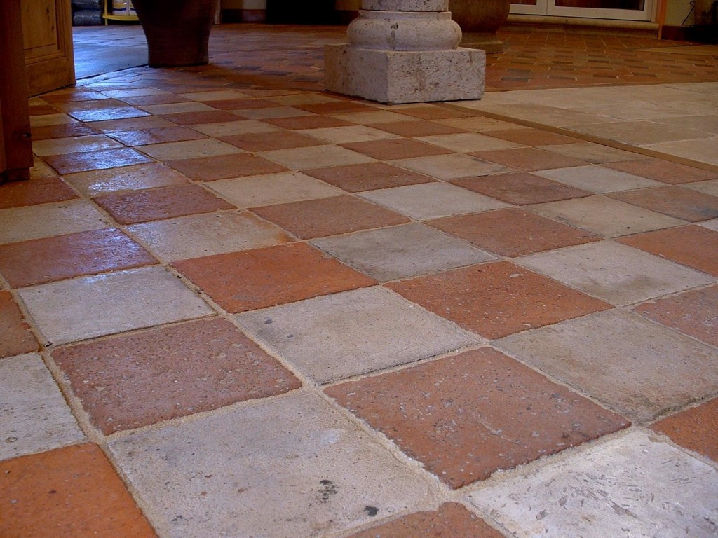 Carrelage ancien rouge et blanc