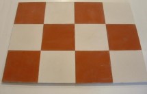 Carrelage ancien rouge et blanc