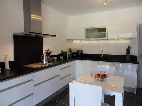 Cuisine blanc avec plan de travail marron