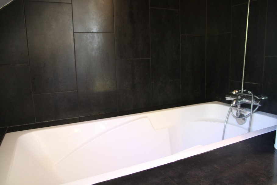Peindre carrelage salle de bain noir et blanc