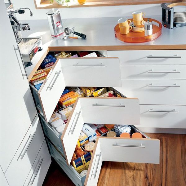 Meuble de cuisine haut et étroit