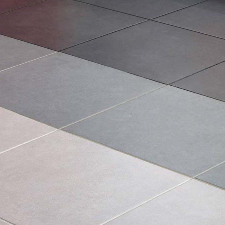 Carrelage gris plinthe blanche