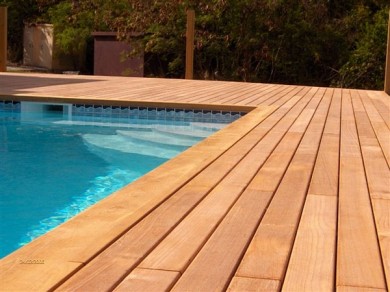 Carrelage imitation bois pour plage de piscine