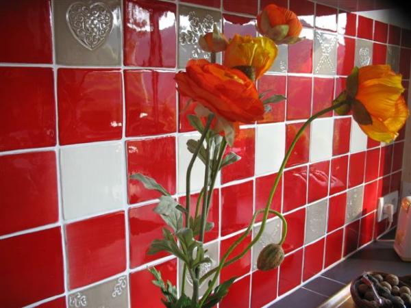 Carrelage mural cuisine rouge