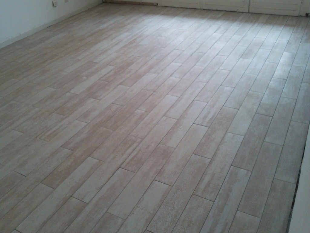 Pose carrelage façon parquet