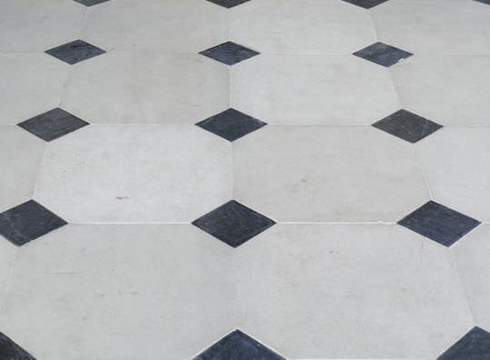 Carrelage octogonal blanc cabochon noir