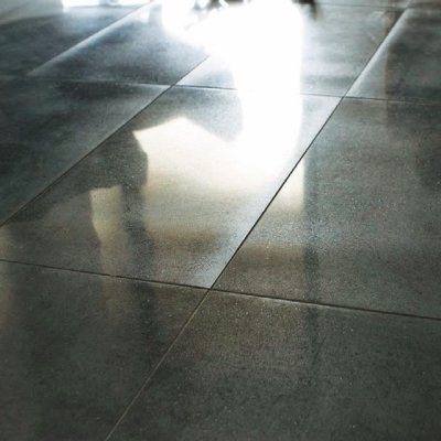 Carrelage gris foncé brillant