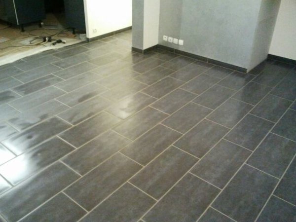 Joint carrelage gris
