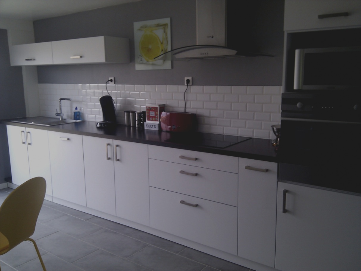 Photo de cuisine blanc et grise