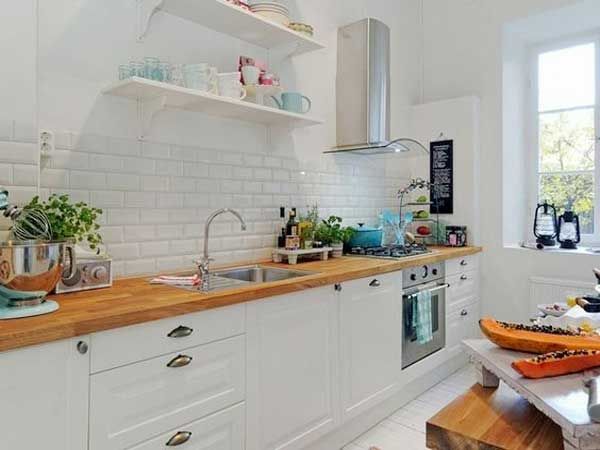 Cuisine blanche avec plan de travail en bois