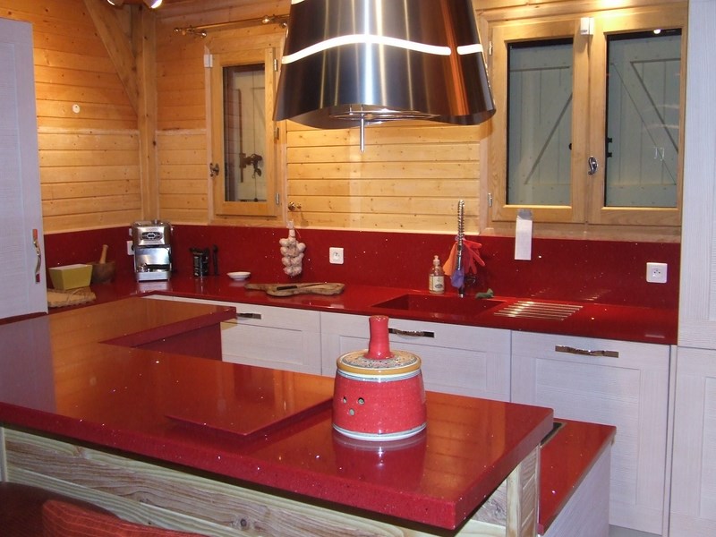 Cuisine rouge avec plan de travail gris