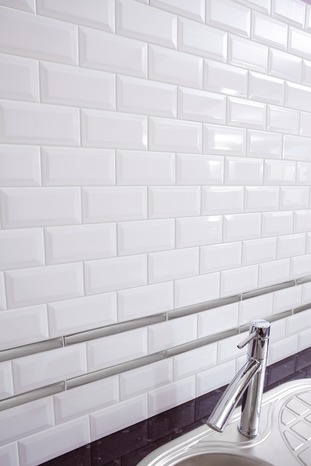 Carrelage blanc mural