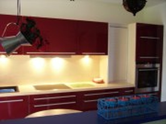 Cuisine rouge avec plan de travail blanc