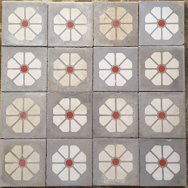 Carrelage blanc fleur