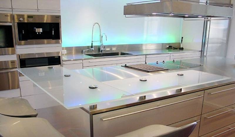 Plan de travail cuisine sur mesure en verre