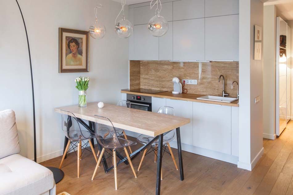 Petite cuisine moderne ouverte sur salon