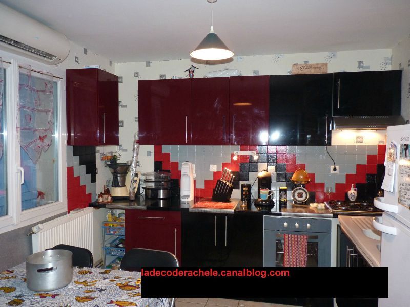 Carrelage cuisine rouge et noir