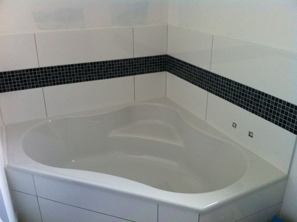 Pose carrelage derriere baignoire