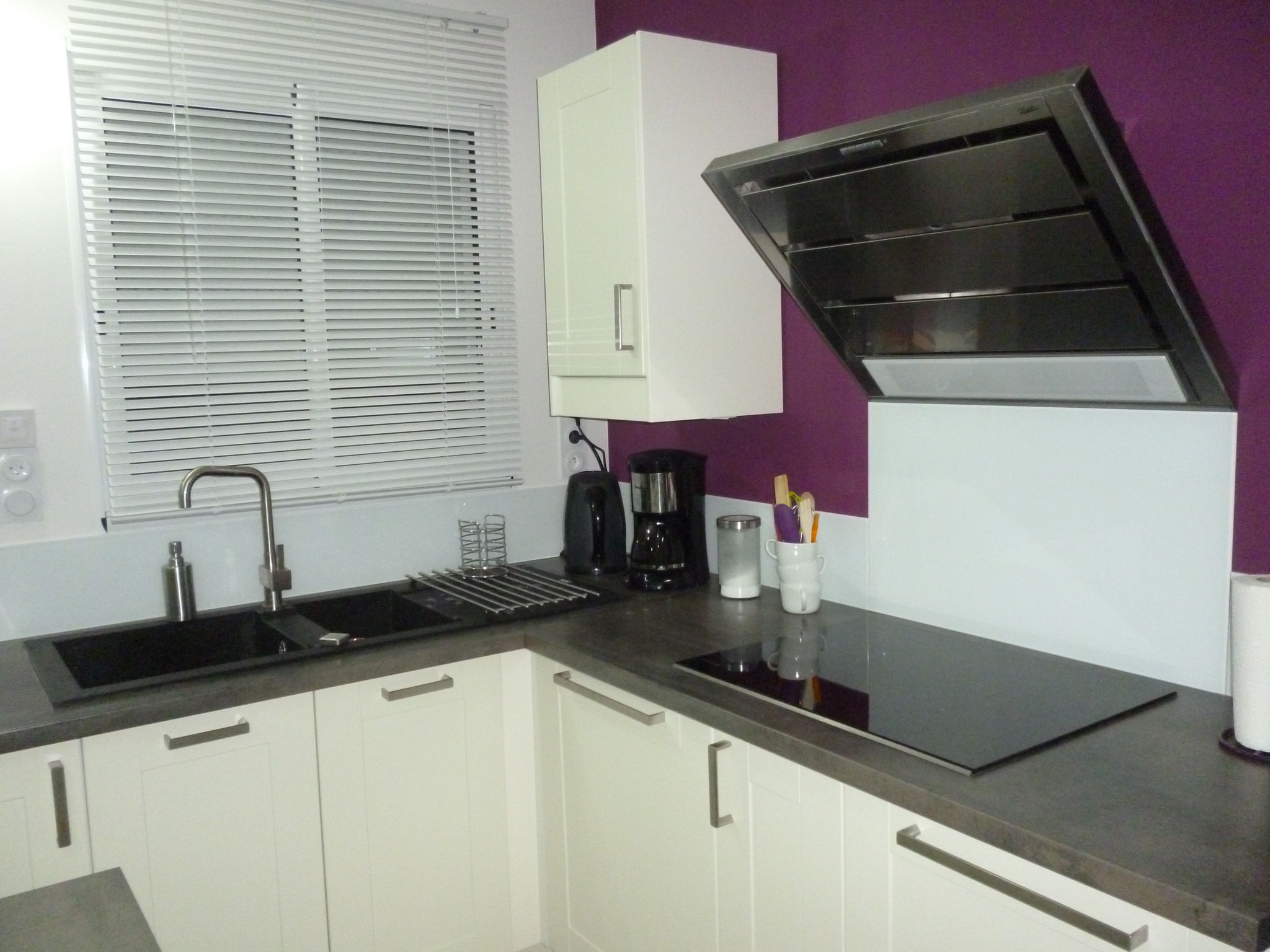Deco cuisine blanche et prune