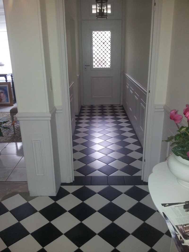 Carrelage blanc avec motif noir
