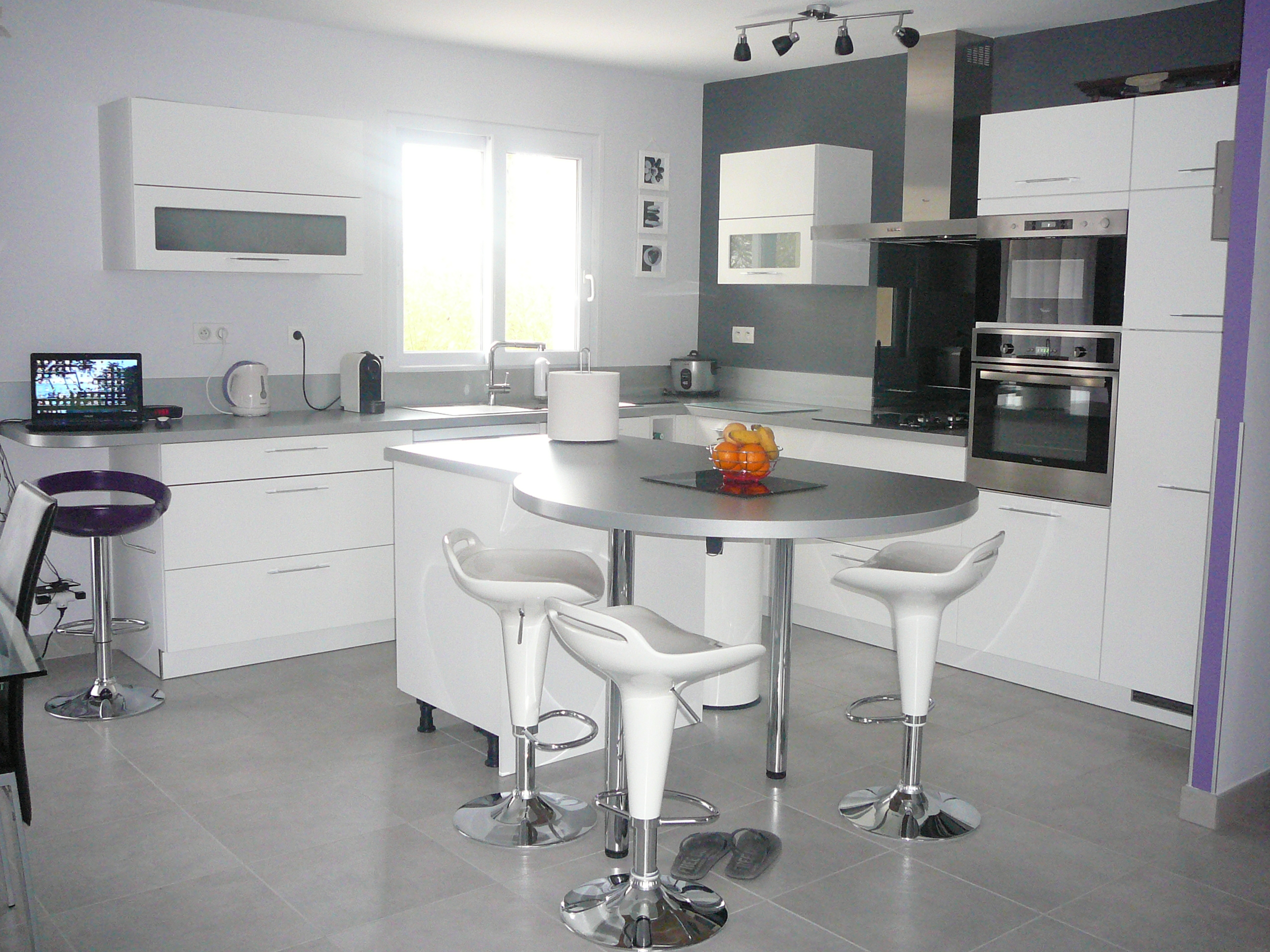 Petite cuisine avec ilot table