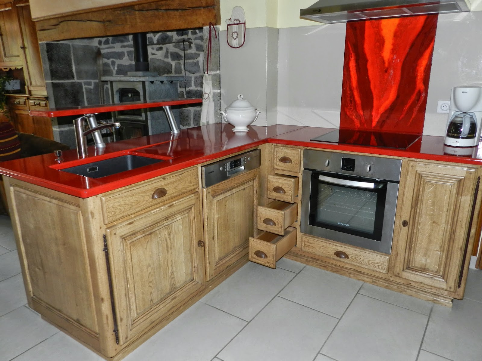 Cuisine rouge et plan de travail bois