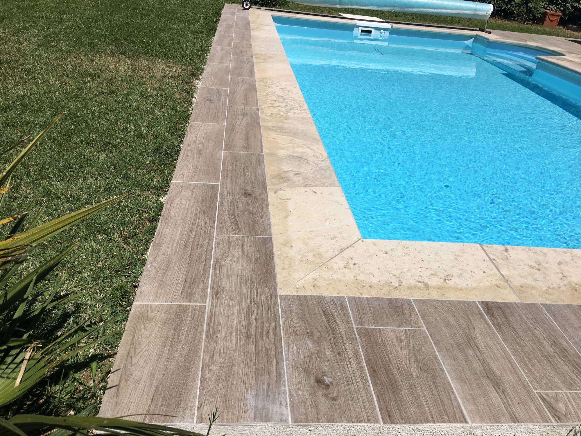 Carrelage aspect bois piscine