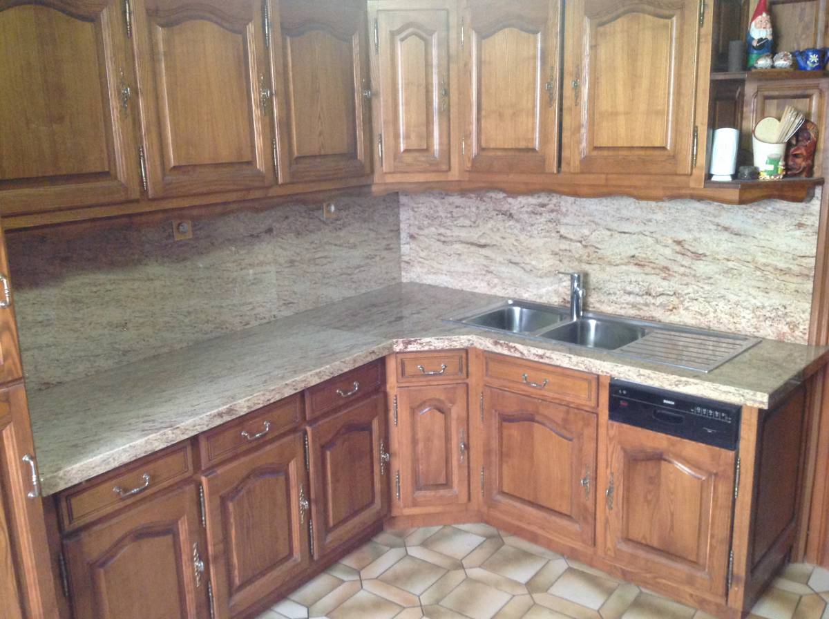 Cuisine avec plan de travail en pierre