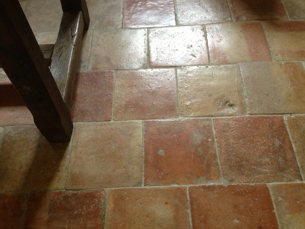 Carrelage ancien rouge et jaune