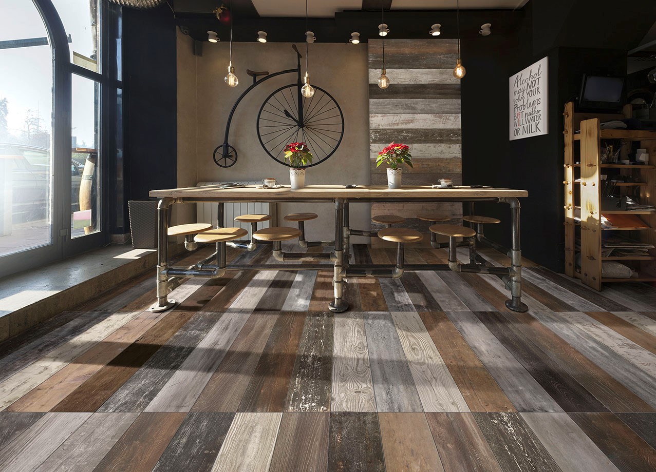 Carrelage imitation bois foncé
