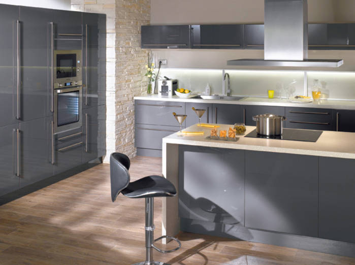 Modele de cuisine gris et blanc