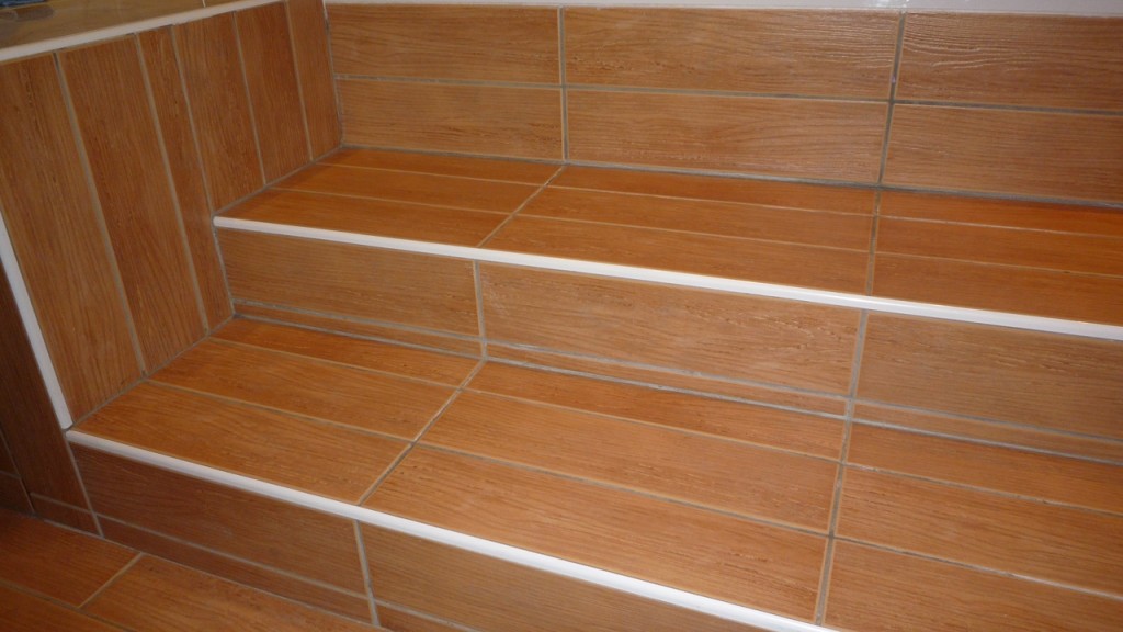 Carrelage imitation bois escalier