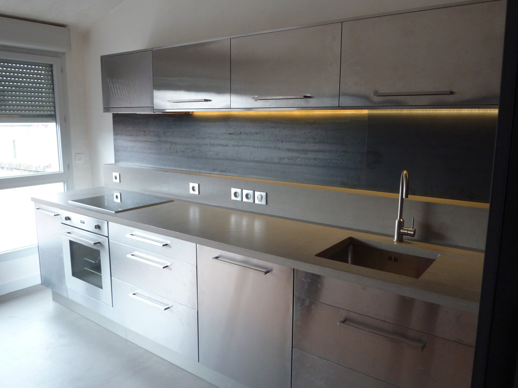 Cuisine blanche et plan de travail beton