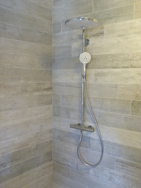 Salle de bain carrelage imitation bois blanc