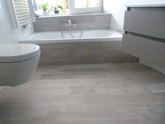 Carrelage effet parquet salle de bain