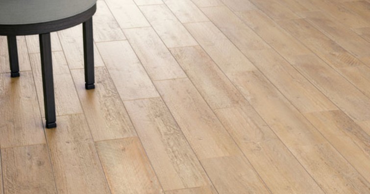 Carrelage imitation bois pleine masse