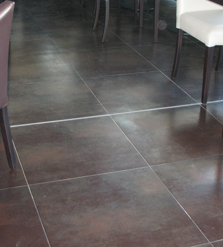 Carrelage gris anthracite effet rouille