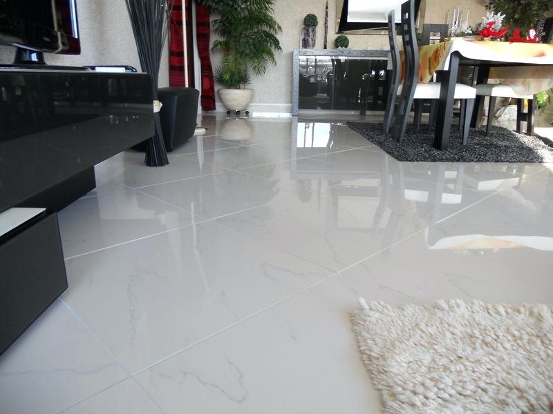 Carrelage blanc imitation marbre
