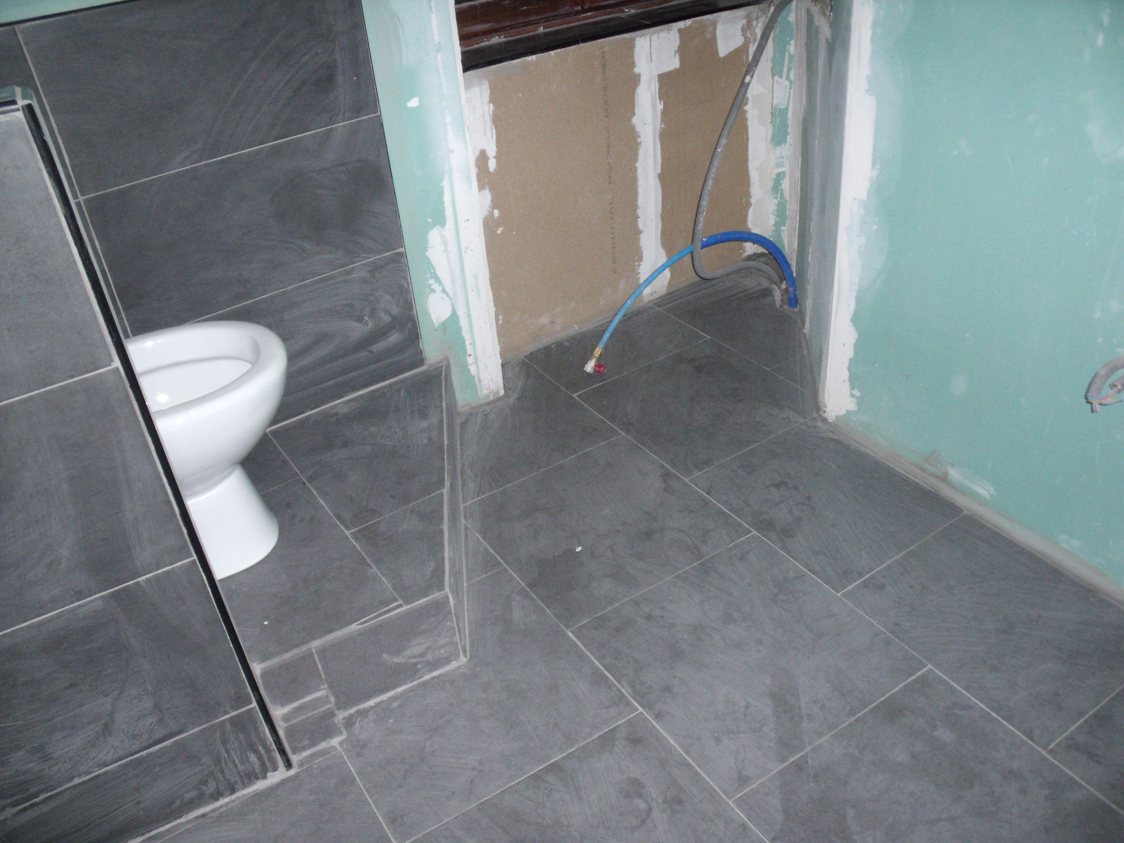Carrelage gris avec joint noir
