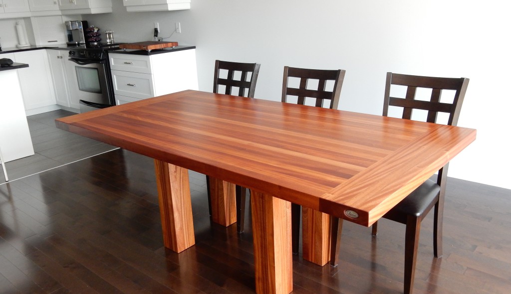 Table de cuisine en bois teinté