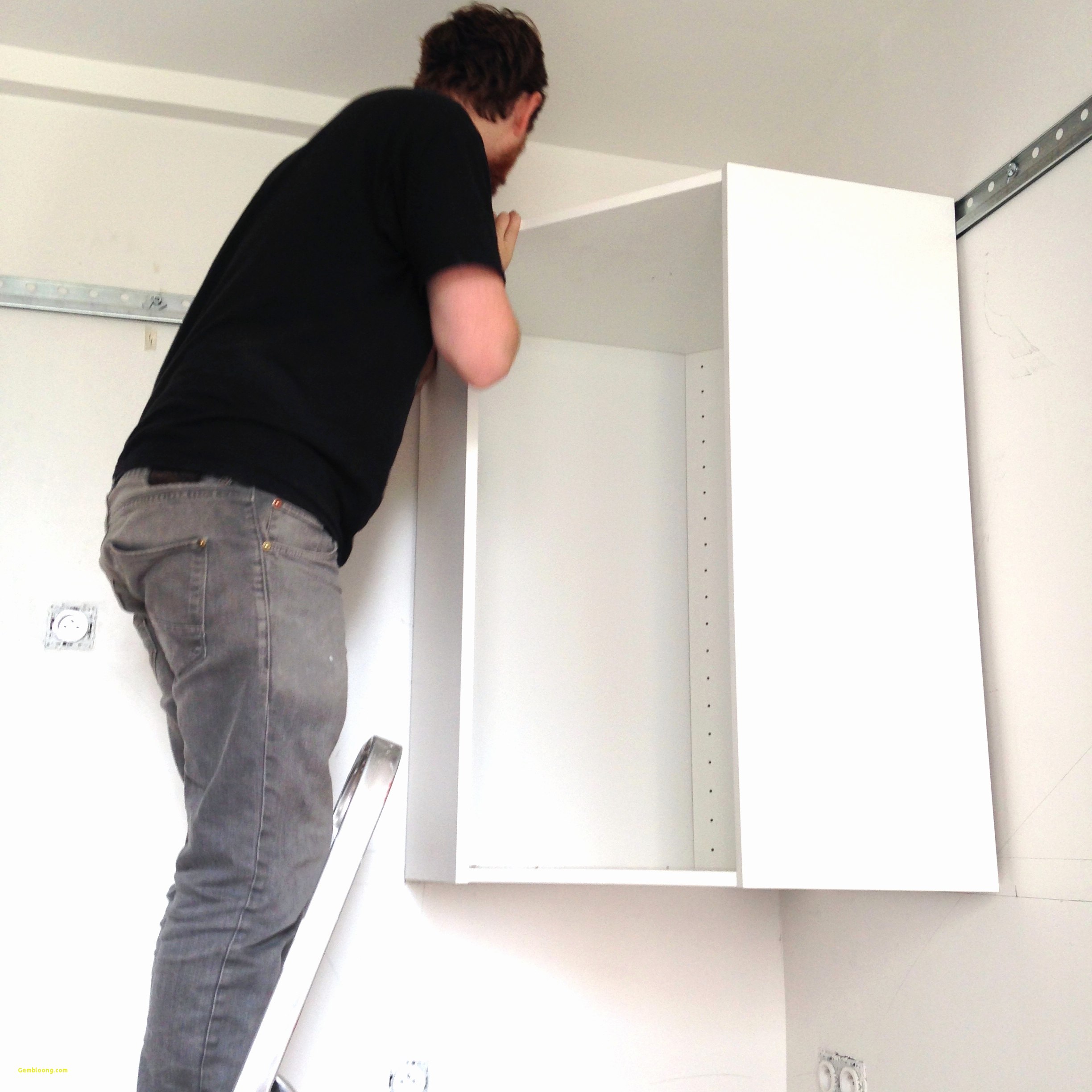 Poser un meuble haut de cuisine ikea