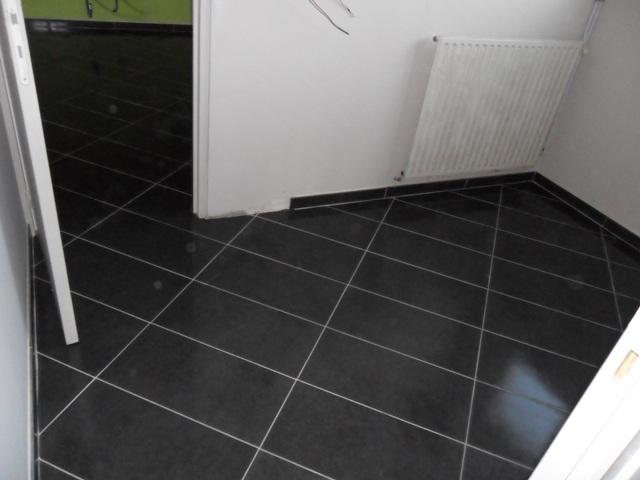 Carrelage gris clair joint noir