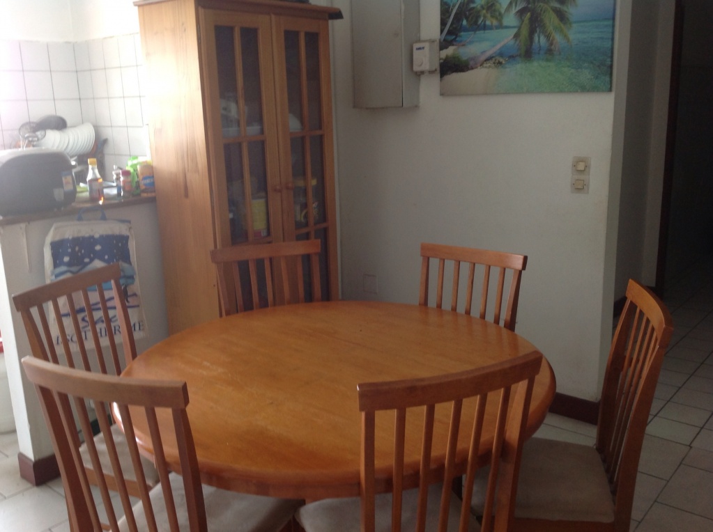 Table de cuisine ronde en bois a vendre