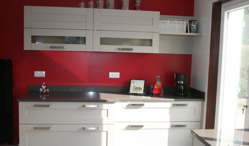 Photo cuisine blanche mur rouge