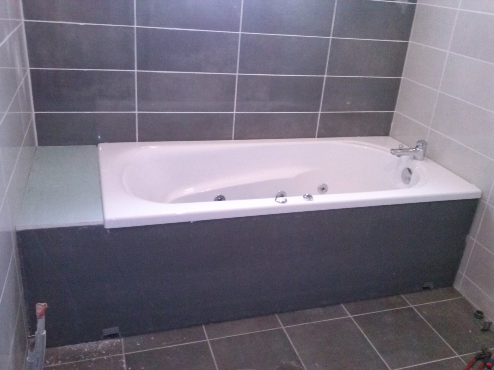 Carrelage autour d'une baignoire