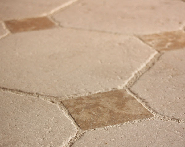 Carrelage ancien avec cabochons