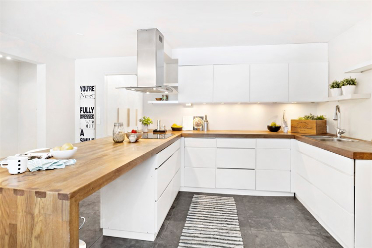Cuisine blanc brillant plan de travail bois