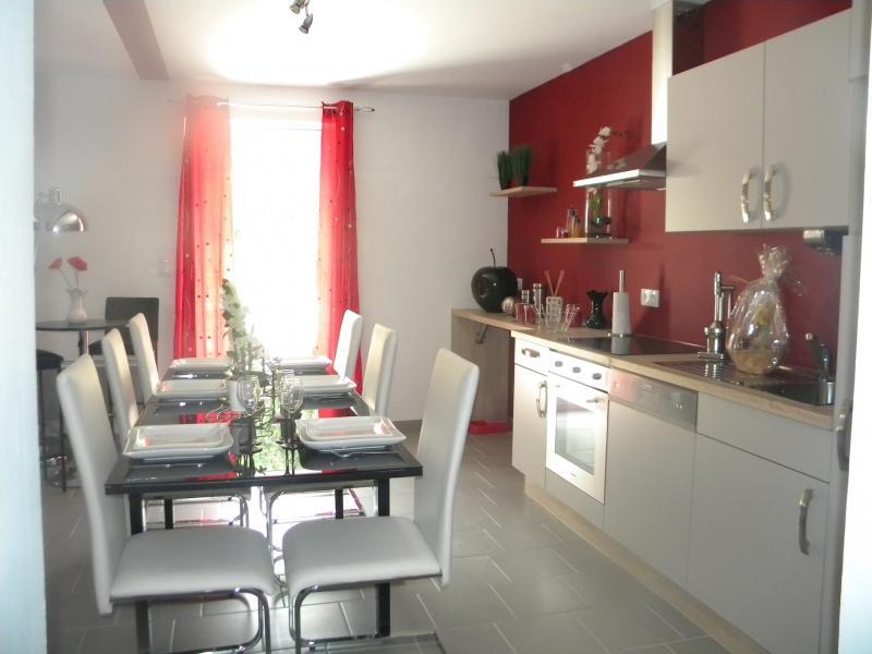 Deco cuisine blanche mur gris