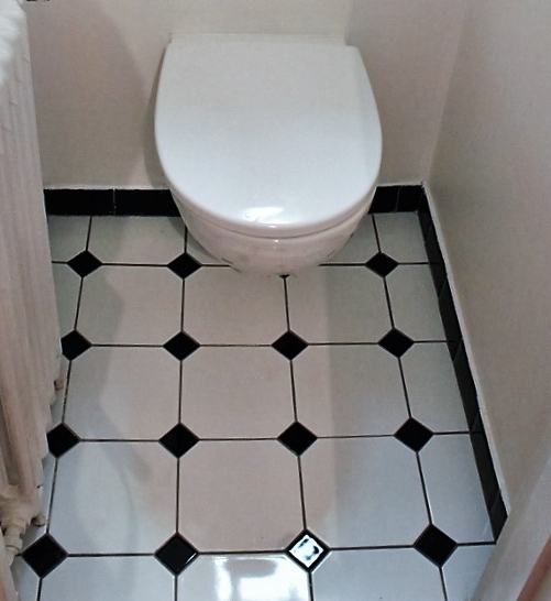 Carrelage blanc avec cabochon