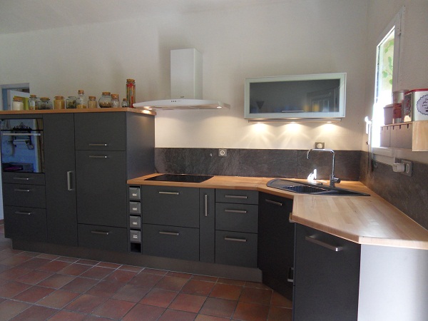 Cuisine bois clair et plan de travail gris